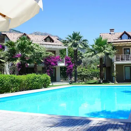 Aquamarine Garden דירה